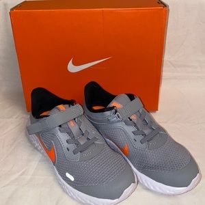 Nike Kids Revolution 5 Flyease PSV Smoke Grey- Size 1Y